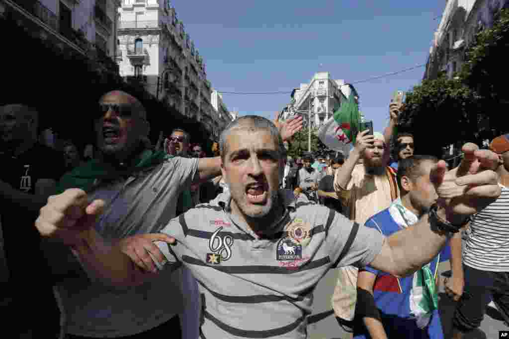 روز جمعه گروهی از مردم معترض در الجزایر به خیابان آمدند.&nbsp; &nbsp;