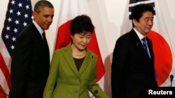 Presiden AS Barack Obama, Presiden Korea Selatan Park Geun-hye, dan PM Jepang Shinzo Abe (kanan) akan mengadakan perundingan di sela KTT Nuklir di Washington DC, Kamis 29/3 (foto: dok).