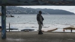 Un soldado vigila en una playa mientras la tormenta tropical Rick se convierte en huracán frente a la costa del Pacífico de México, en Acapulco, México, el 23 de octubre de 2021.