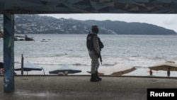 Un soldado vigila en una playa mientras la tormenta tropical Rick se convierte en huracán frente a la costa del Pacífico de México, en Acapulco, México, el 23 de octubre de 2021.