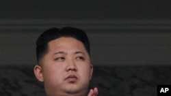 شمالی کوریا کے لیڈر کے بیٹے کِم یونگ اُن فوجی پریڈ کا معائنہ کر رہے ہیں۔