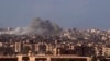 Na ovoj fotografiji napravljenoj od video snimka sirijske državne novinske agencije SANA, objavljenog 2. novembra 2017, vidi se dim koji se diže u vazduh nakon što su sirijske vladine snage bombardovale grad Deil el Zour tokom borbi protiv militanata Islamske države.