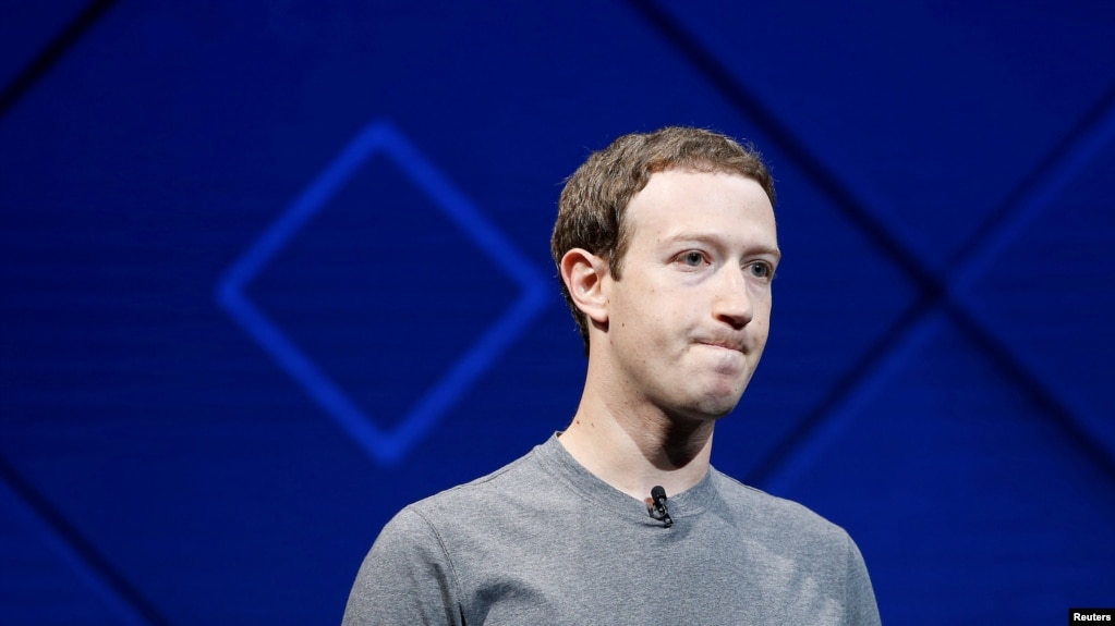 លោក Mark Zuckerberg ថ្លែង​នៅ​លើ​ឆាក​ក្នុង​សន្និសីទ ​Facebook F8 ប្រចាំ​ឆ្នាំ​នៅ​ក្នុង​ក្រុង San Jose សហរដ្ឋអាមេរិក កាលពី​ថ្ងៃទី១៨ ខែមេសា ឆ្នាំ២០១៨។