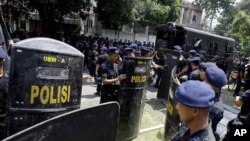 အင်ဒိုနီးရှားရဲတွေနဲ့ သံရုံးဗုံးခွဲဖို့ ကြံစည်သူတွေအဖြစ် သံသယရှိသူတွေကြား ပစ်ခတ်မှုဖြစ် 