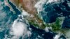 Esta imagen satelital proporcionada por la Administración Nacional Oceánica y Atmosférica de Estados Unidos (NOAA) muestra a la tormenta tropical Pamela en el Pacífico mexicano la mañana del lunes 11 de octubre de 2021.