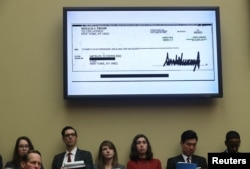 Durante la audiencia fue mostrado un cheque firmado por el presidente Donald Trump.