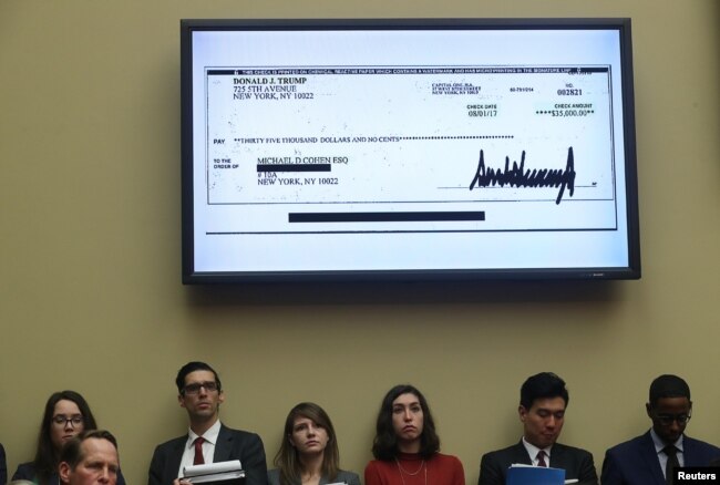 Durante la audiencia fue mostrado un cheque firmado por el presidente Donald Trump.