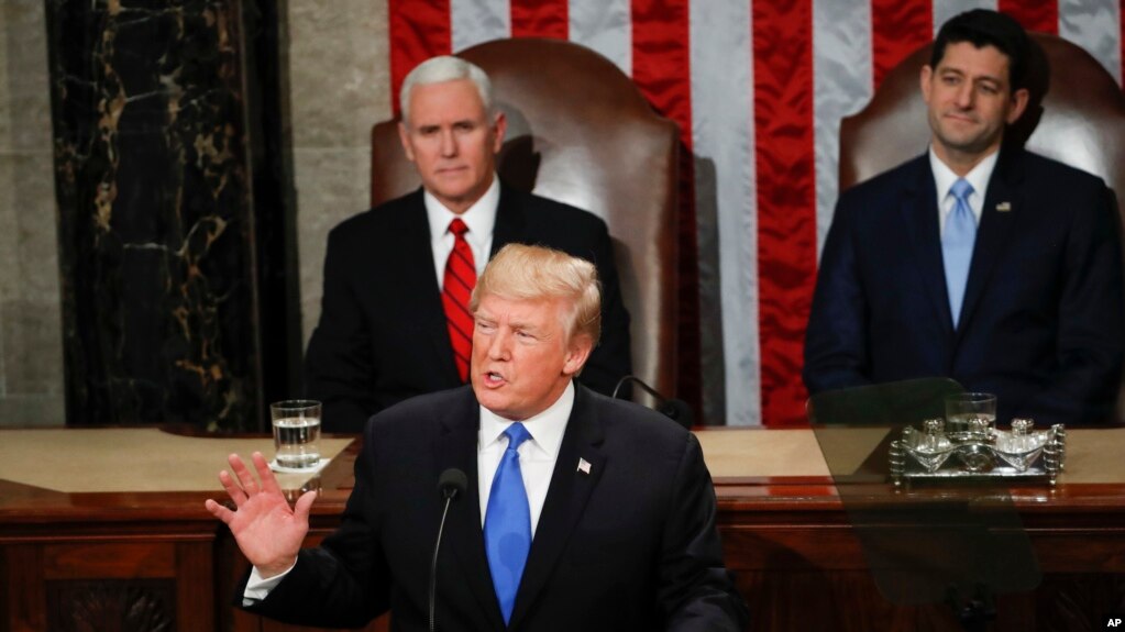 Tổng thống Donald Trump đọc bài diễn văn Tình trạng Liên bang đầu tiên của ông trước các nghị sĩ lưỡng viện Quốc hội Hoa Kỳ tại Điện Capitol ở Washington, ngày 30 tháng 1, 2018. 