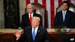 Tổng thống Donald Trump đọc bài diễn văn Tình trạng Liên bang đầu tiên của ông trước các nghị sĩ lưỡng viện Quốc hội Hoa Kỳ tại Điện Capitol ở Washington, ngày 30 tháng 1, 2018. 