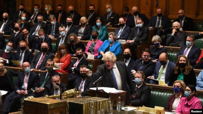 보리스 존슨(가운데) 총리가 출석한 가운데 지난달 영국 의회에서 현안 질의를 진행하고 있다. (자료사진)
