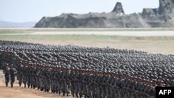资料照：中国军人在内蒙古朱日和训练基地参加阅兵式。(2017年7月30日)
