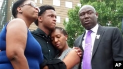 Brandt Jean (tengah kiri), saudara dari korban tewas Botham Jean, memeluk adik perempuannya Allisa Charles-Findley, di pengadilan Frank Crowley, Dallas, Senin (10/9).