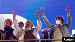 اپوزیشن جماعتوں نے وزیرِ اعظم عمران خان کے خلاف تحریکِ عدم اعتماد لانے کا اعلان کر رکھا ہے۔
