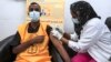 Un agent de santé reçoit une dose de vaccin anti-Covid, à Khartoum, le 9 mars 2021.