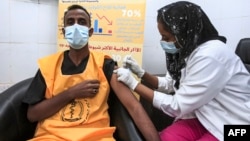 Un agent de santé reçoit une dose de vaccin anti-Covid, à Khartoum, le 9 mars 2021.