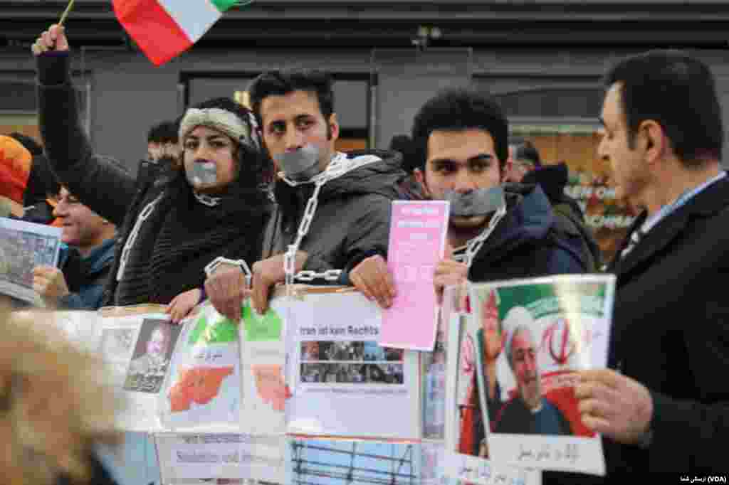 گروهی از ایرانیان روز شنبه در شهر زوریخ سوئیس از اعتراضات مردم ایران علیه جمهوری اسلامی حمایت کردند. عکس ارسالی: آرام زحمتکش