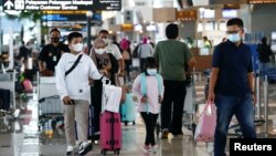 Suasana di bandara Soekarno-Hatta saat mudik lebaran di tengah pandemi COVID-19, 4 Mei 2021 yang lalu. (REUTERS/Ajeng Dinar Ulfiana)