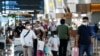 Orang-orang berjalan dengan barang bawaannya di Bandara Soekarno-Hatta untuk kembali ke kampung halamannya, kegiatan yang dikenal masyarakat setempat sebagai "mudik", di tengah wabah COVID-19 di Tangerang, di pinggiran Jakarta, 4 Mei 2021. (Foto: REUTERS /Ajeng Dinar Ulfiana)