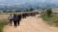 Migranti ulaze u Srbiju iz Makedonije u blizini sela Miratovac, 24. avgusta 2015.