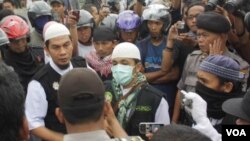 Pihak kepolisian Jogjakarta melakukan pendekatan agar aksi massa dari berbagai organisasi Islam yang menuntut pembubaran kegiatan Gerakan Ahmadiyah tidak anarkis (13/1).