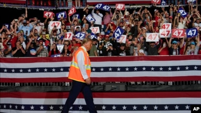 Ish-Presidenti Trump i veshur me jelekun fosforeshent mbërrin në tubimin në Wisconsin (30 tetor 2024)