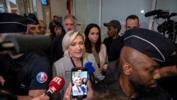 Pemimpin sayap kanan Prancis Marine Le Pen dikawal polisi setibanya di gedung pengadilan di Paris, 30 September 2024.