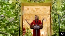 La primera dama Jill Biden habla durante un evento en la Sala Este de la Casa Blanca en Washington, el lunes 2 de diciembre de 2024, para dar su mensaje navideño a la nación y agradecer a los voluntarios que ayudaron a decorar la Casa Blanca para la temporada navideña.