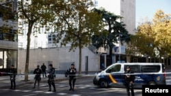Испанская полиция у посольства США в Мадриде после известия о получении посылки со взрывчаткой (архивное фото) 