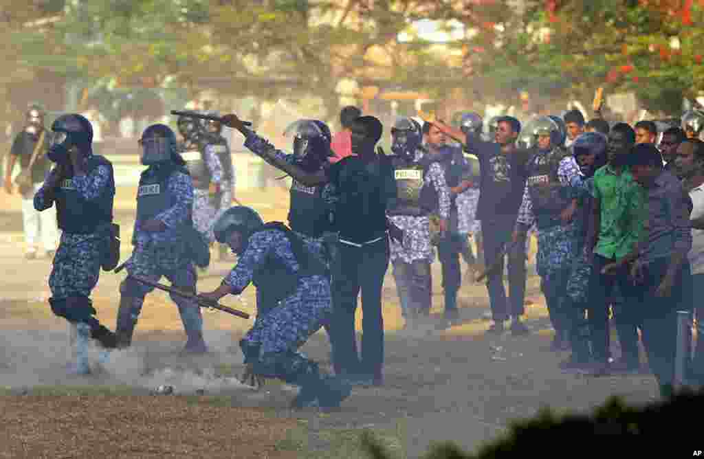 马尔代夫警察在冲突中向军队士兵投掷催泪弹