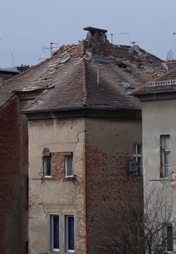 The quake damaged old buildings, including this 1920s residential building near Žrtava fašizma square in Central Zagreb, March 22, 2020. (Courtesy photo: Maja Beck)