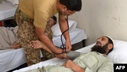 지난 2015년 파키스탄 빈곤 지역인 카라치의 군부대 의료 캠프에서 열사병이 걸린 환자가 치료받고 있다. 