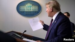 Presidenti Trump duke treguar letrën e doktorit të Shtëpisë së Bardhë