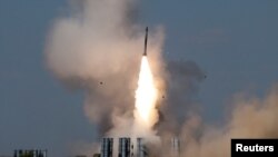 지난해 러시아 아스트라한 인근에서 열린 2017년 국제 육군 경기에서 S-300 방공망이 상공을 향해 발사되고 있다. 