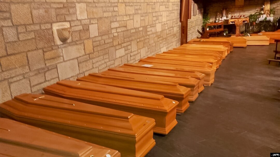 Deretan peti jenazah korban meninggal akibat virus corona di sebuah kapel di Bergamo, Lombardy, Italia, sebelum dikirim ke kremasi. (Foto: ANSA/AFP)