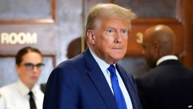 El expresidente Donald Trump durante un receso en su juicio civil por fraude comercial en Nueva York, el miércoles 25 de octubre de 2023. 