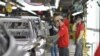 Un ouvrier inspecte des châssis dans l'usine de fabrication automobile de Nissan Motor Co à Smyrna, Tennessee, États-Unis, le 23 août 2018. (REUTERS/William DeShazer)