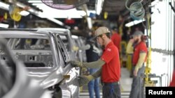 Un ouvrier inspecte des châssis dans l'usine de fabrication automobile de Nissan Motor Co à Smyrna, Tennessee, États-Unis, le 23 août 2018. (REUTERS/William DeShazer)