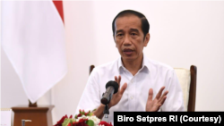 Presiden Jokowi didampingi Mentri PUPR dan Menteri Kesehatan memberikan arahan terkait penanganan bencana banjir dan longsor yang terjadi di NTT dan NTB secara virtual dari Istana Kepresidenan, Jakarta, Selasa (6/4). (Foto: Courtesy/Biro Pers)