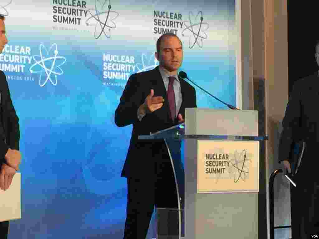 美副国家安全顾问罗兹在记者会上（美国之音莉雅拍摄） 