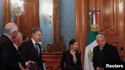 Menteri Luar Negeri AS Antony Blinken dan Menteri Keamanan Dalam Negeri AS Alejandro Mayorkas menghadiri pertemuan dengan Presiden Meksiko Andres Manuel Lopez Obrador di Mexico City, Rabu, 27 Desember 2023. (Foto: Raquel Cunha/Reuters)