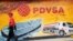 Un trabajador pasa frente a un mural con el logo de PDVSA en su gasolinera en Caracas. Foto de archivo.