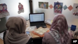 Palestinian entrepreneurs brainstorm ideas as they compete for acceptance in the third version of Mobaderoon project, hosted by the Islamic University's Business and Technology Incubator in Gaza City, Nov. 24, 2015.