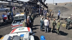 Tim penyelamat bekerja setelah ledakan gas di tambang batu bara di Provinsi Khorasan Selatan, Iran, 22 September 2024. (Iranian Red Crescent Society/WANA via REUTERS)