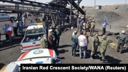 Tim penyelamat bekerja setelah ledakan gas di tambang batu bara di Provinsi Khorasan Selatan, Iran, 22 September 2024. (Iranian Red Crescent Society/WANA via REUTERS)