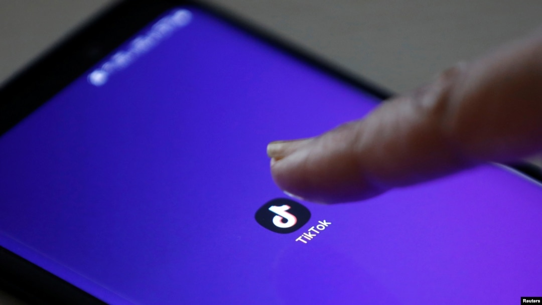 Logo aplikasi TikTok terlihat di layar ponsel. (Foto: Reuters)