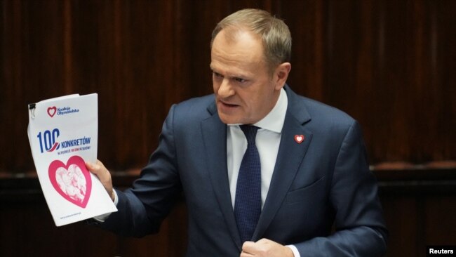 Tusk, 2007-2014 yılları arasında başbakanlık, 2014-19 yıllarında Avrupa Konseyi Başkanlığı görevini yürütmüştü.