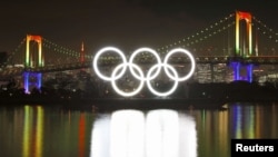 지난달 24일 일본 도쿄올림픽 개막 6개월을 앞두고 도쿄 레인보우브릿지에 올릭핌을 상징하는 오륜마크가 설치됐다.