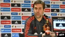 L'entraîneur espagnol Julen Lopetegui lors d'une conférence de presse de l'Espagne à la veille de son match amical international contre l'Allemagne à Duesseldorf, en Allemagne, le 22 mars 2018.