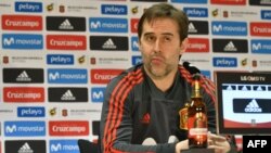 Julen Lopetegui lors d'une conférence de presse à la veille d'un match amical contre l'Allemagne à Düsseldorf, le 22 mars 2018.