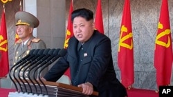 Lãnh tụ Bắc Triều Tiên Kim Jong Un đọc diễn văn trong buổi lễ kỷ niệm 70 năm ngày thành lập đảng Lao động cầm quyền ở Bình Nhưỡng.